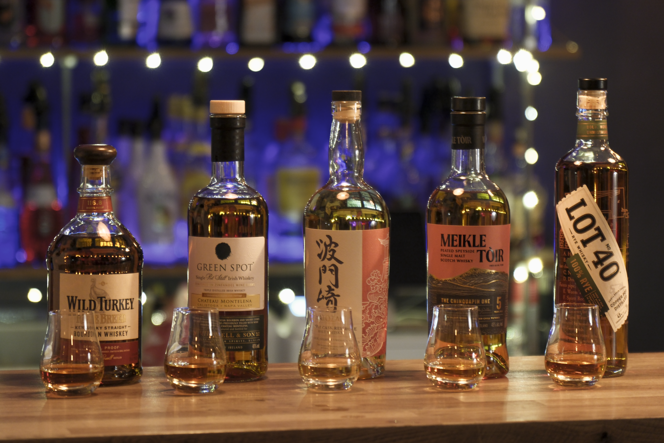 Whiskey Tasting Würzburg im Lemondrive Bar mit Teilnehmern bei professioneller Verkostung verschiedener Whiskies in gemütlicher Bar-Atmosphäre