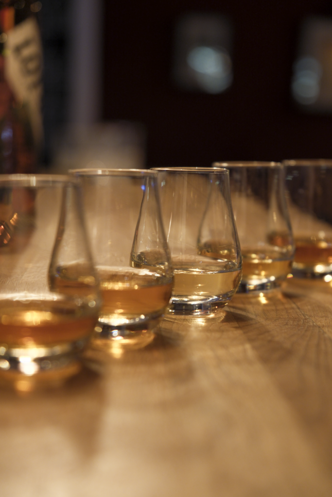 Professionelle Tasting-Utensilien inklusive Nosing-Gläser und Verkostungsunterlagen