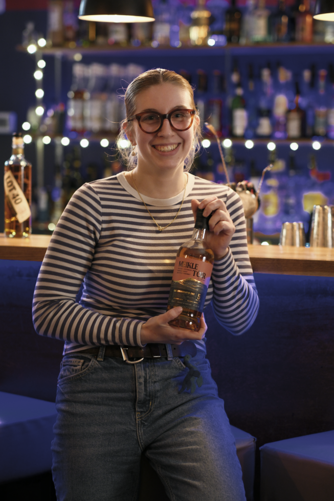 Whiskey-Experte moderiert Tasting-Event vor interessierten Teilnehmern im Lemondrive Bar Würzburg