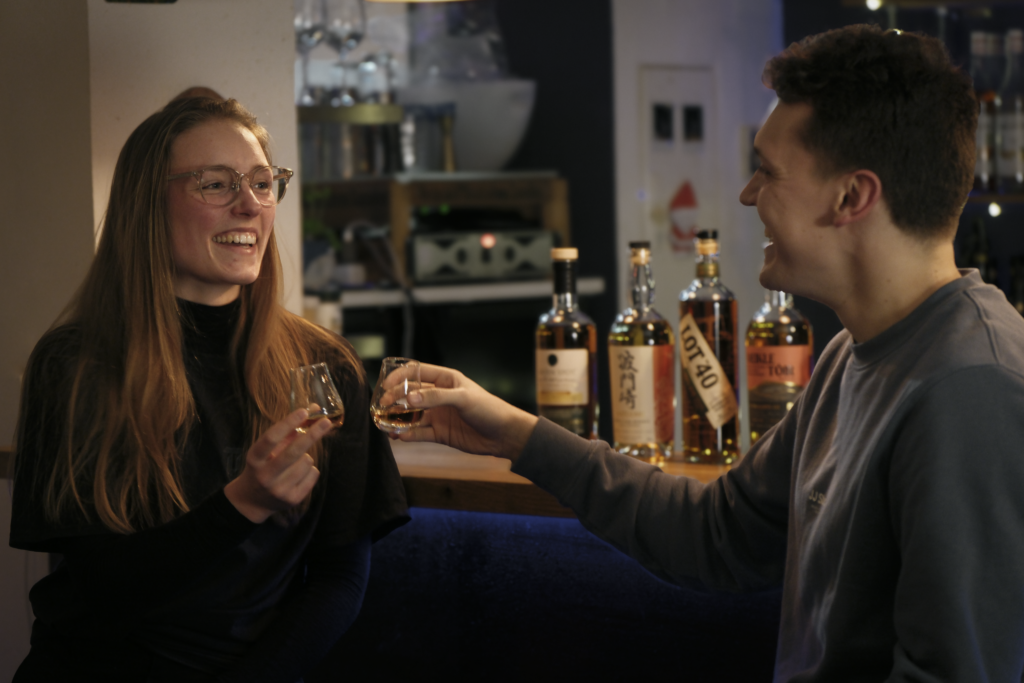 Atmosphärische Innenansicht des Lemondrive Bar während Whiskey-Tasting-Event